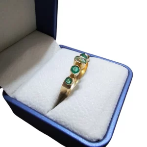 Anillo de oro con 5 esmeraldas