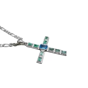 Cadena con dije de cruz decorada con esmeraldas naturales y topacio azul