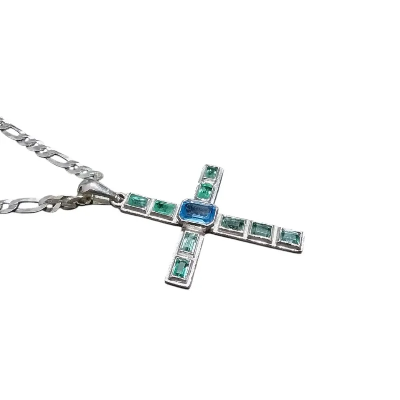 Cadena con dije de cruz decorada con esmeraldas naturales y topacio azul