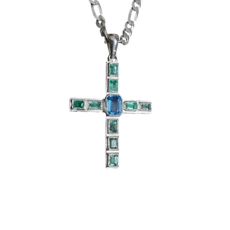 Cadena con dije de cruz decorada con esmeraldas naturales y topacio azul - Image 2