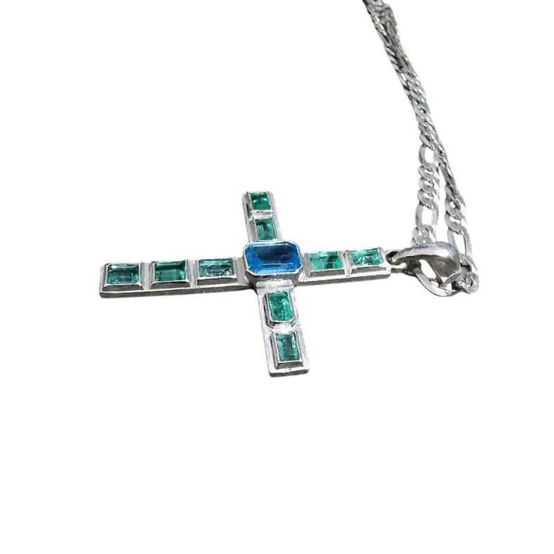 Cadena con dije de cruz decorada con esmeraldas naturales y topacio azul - Image 3