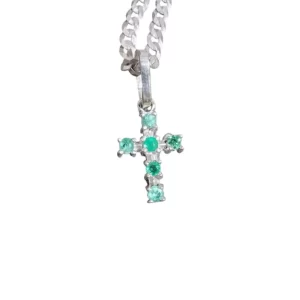 Cadena de plata con cruz de esmeraldas naturales