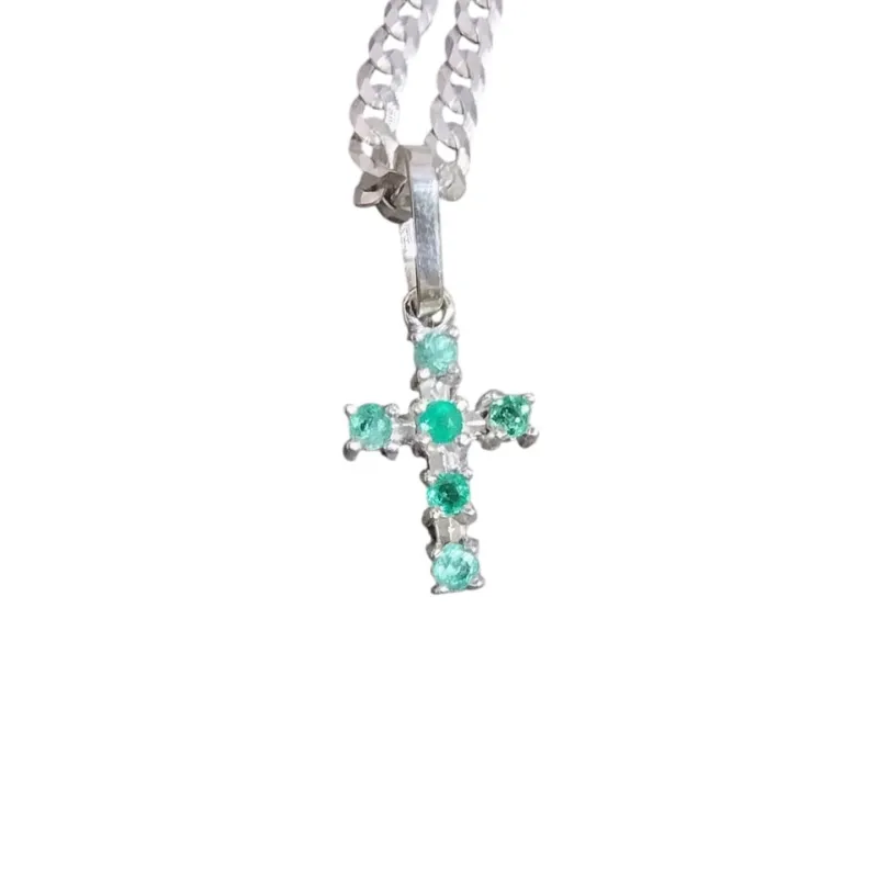 Cadena de plata con cruz de esmeraldas naturales