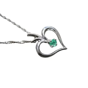 Cadena de plata con dije de corazón con esmeralda natural y eslabones en tipo singapur