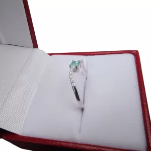 Anillo de plata talla 6 curvo con esmeralda natural