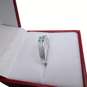 Anillo de plata talla 6 con esmeralda natural y microcircones