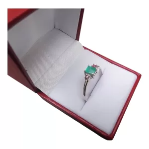 Anillo de esmeralda y dos rubís