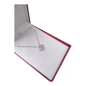 Cadena en plata con dije en forma de corazón y esmeralda natural eslabón tipo grano de arroz