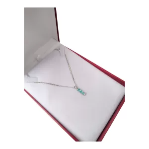 Cadena en plata con dije lineal de tres esmeraldas naturales